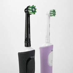 Набор из двух электрических зубных щеток Oral-B Vitality Pro X Clean (Чёрная, Лиловая)