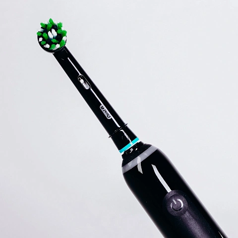 Электрическая зубная щетка Oral-B Pro 3 3500 Cross Action Black D505.513.3 - изображение 6
